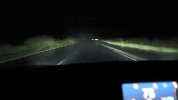 Eigenaar van Tesla Model 3 filmt eigen crash terwijl hij op autopilot rijdt