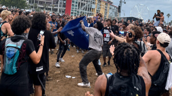 Bezoeker Rolling Loud gevloerd nadat idioot container het publiek in gooit