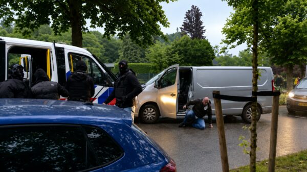 Romeo's sleuren onschuldige man uit busje en gaan er dan snel vandoor