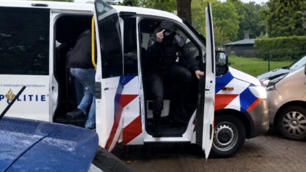 Romeo's sleuren onschuldige man uit busje en gaan er dan snel vandoor