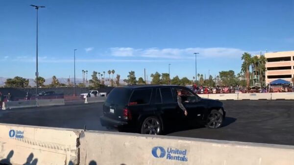 Uitslover faalt tijdens Las Vegas Burnfest en rijdt recht op het publiek af