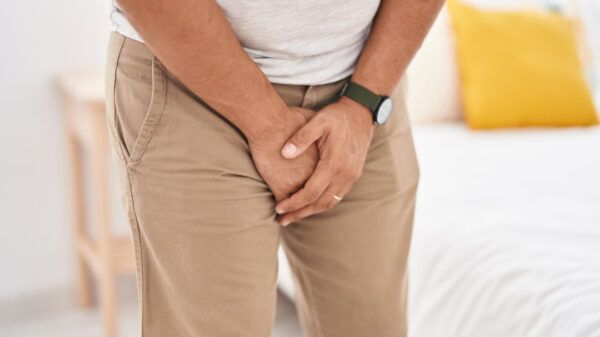 Artsen waarschuwen mannen die aan de nieuwe trend 'ballmaxxing' doen