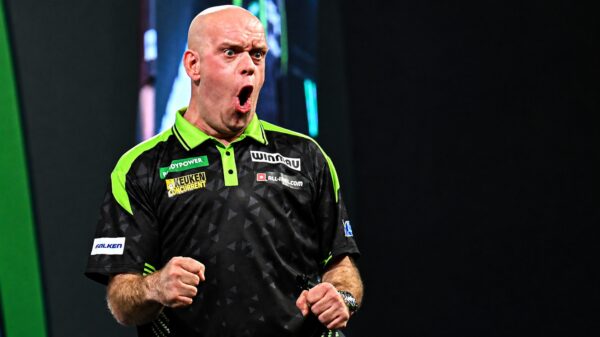 Michael van Gerwen gooit z'n een na hoogste gemiddelde everooit: 122,34