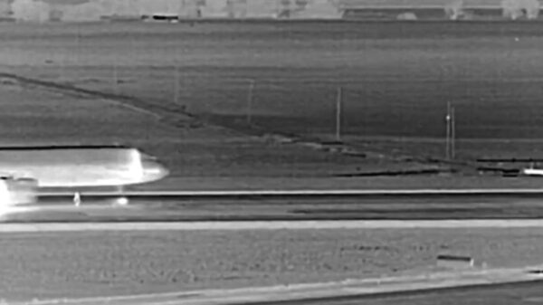Nieuwe beelden van indringer die geschept wordt door vliegtuig Denver Airport