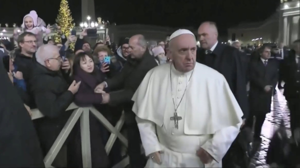 Paus Franciscus op heterdaad betrapt tijdens het slaan van een vrouw