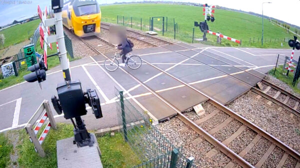 Bizar: Kamikaze-fietser ontsnapt aan de dood bij een spooroverweg