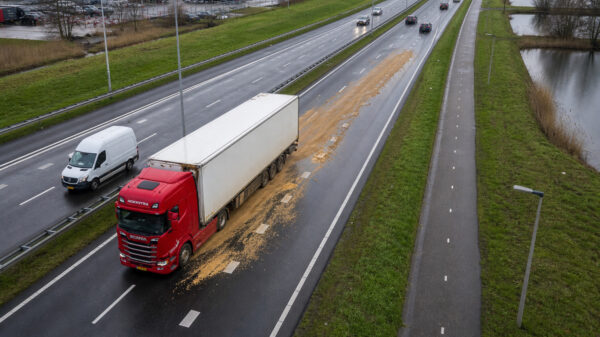 Ravage op N36 bij Almelo dankzij een lading slachtafval op het wegdek
