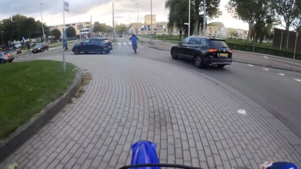 Snelcursus 'enge loese' gooien tijdens achtervolging met motoragent