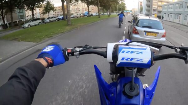 Snelcursus 'enge loese' gooien tijdens achtervolging met motoragent