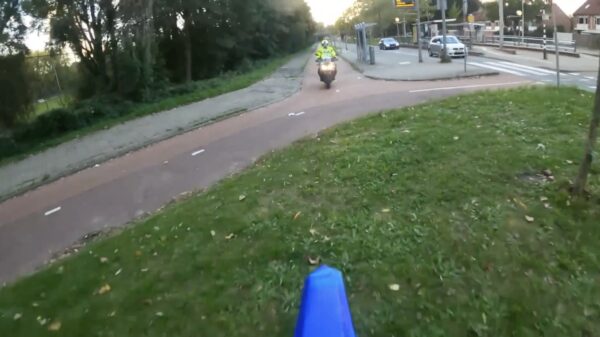 Snelcursus 'enge loese' gooien tijdens achtervolging met motoragent