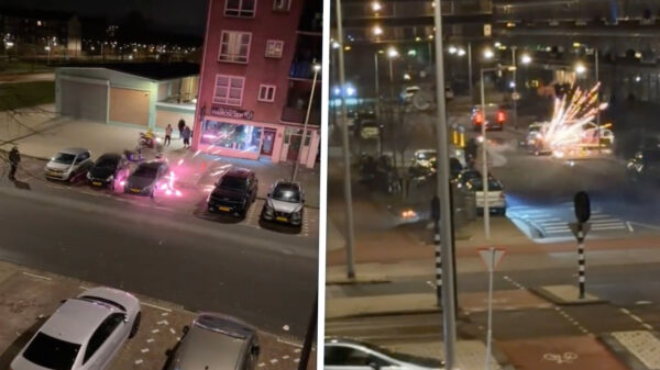 Kansloos scootertuig beschiet motoragenten met vuurwerk in Amsterdam