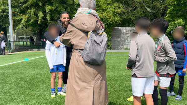 Ali B voor 'Ali-tralie' uitgemaakt tijdens fotomomentje met jonge fans