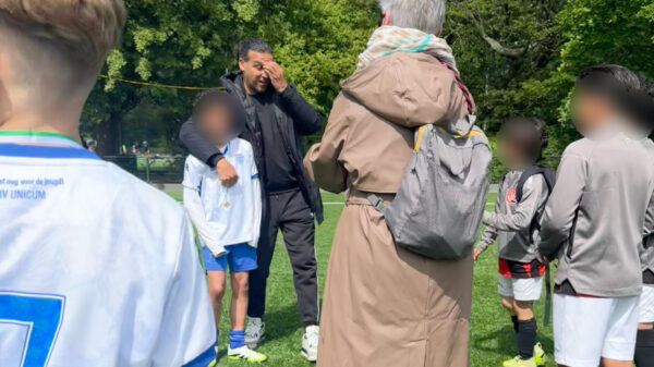 Ali B voor 'Ali-tralie' uitgemaakt tijdens fotomomentje met jonge fans