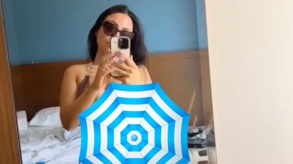 Lekker genieten van zon, zee en Lale Gül in een piepkleine bikini op Kos