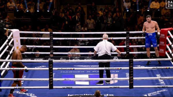 Bokser Viktor Jurk wint door sneaky knock-out na slechts 2 seconden