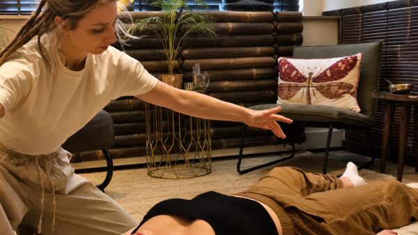 Lekker trillen op een matje: Een sessie Kundalini-yoga is niet voor watjes!