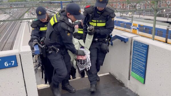 Politie moet flink moeite doen om XR-demonstrant van station te verwijderen