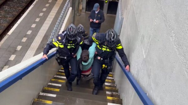 Politie moet flink moeite doen om XR-demonstrant van station te verwijderen