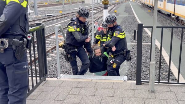 Politie moet flink moeite doen om XR-demonstrant van station te verwijderen
