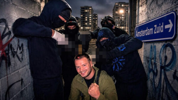 Youtuber chilt met vuurwapen slingerende straatterroristen in de Bijlmer