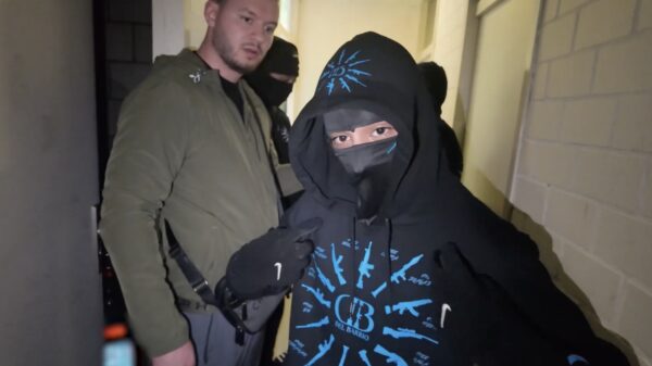 Youtuber chilt met vuurwapen slingerende straatterroristen in de Bijlmer