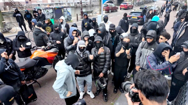 Youtuber chilt met vuurwapen slingerende straatterroristen in de Bijlmer
