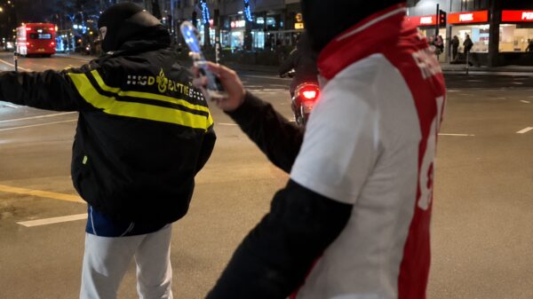 GTA-taferelen met opgeschoten kansenparels in politie-outfit in de hoofdrol