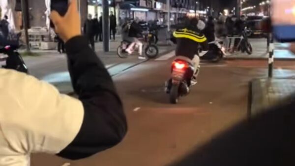 GTA-taferelen met opgeschoten kansenparels in politie-outfit in de hoofdrol