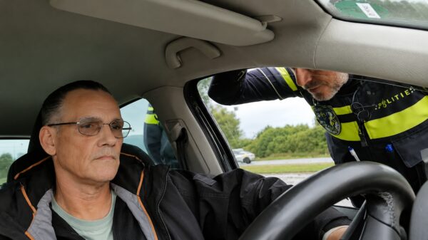 Agenten beuken autoraam in nadat 'Gekke Edje' ze een kwartier lang negeert