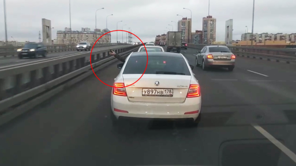 Politie Sint-Petersburg op zoek naar ongeduldige idioot die airsofthandgranaat uit zijn auto gooit