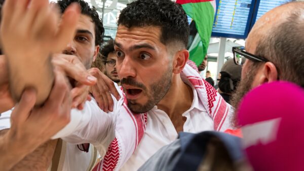 Pro-Palestinademonstranten vallen PowNews-ploeg aan op Utrecht CS