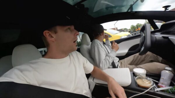 FSD-systeem van Tesla voorkomt ongeluk tijdens autoritje van Enzo Knol