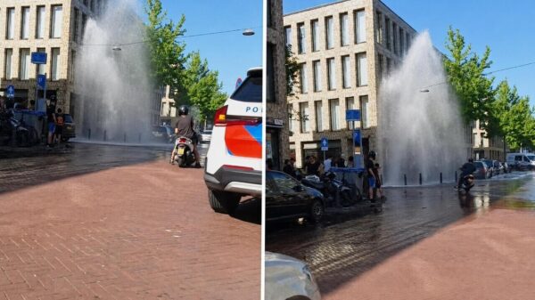 Haagse jeugd zet straat blank via brandkraan en bekogelt agenten met eieren