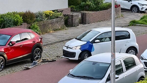 Stuntpiloot van uitzendbureau ramt Mazda en gaat er met gierende banden vandoor