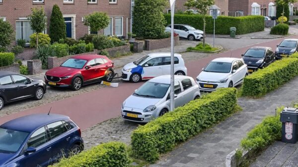Stuntpiloot van uitzendbureau ramt Mazda en gaat er met gierende banden vandoor