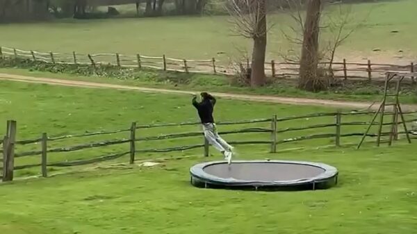 Stef stuntpiloot dacht wel even via de trampoline over 't hek te jumpen