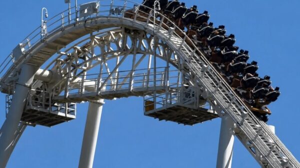 Pretparkbezoekers zitten vast op 60 meter in volle zon als achtbanen stilvallen