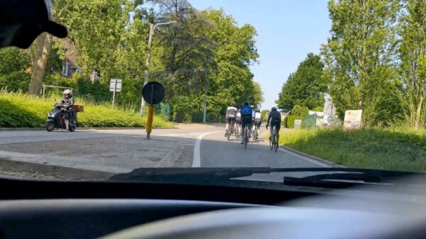 Wielrenners weigeren fietspad te gebruiken en blokkeren de openbare weg