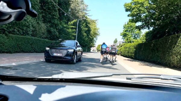 Wielrenners weigeren fietspad te gebruiken en blokkeren de openbare weg