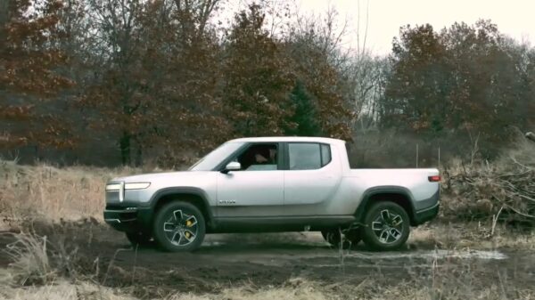 Dankzij de 4 motoren kun je met de elektrische pick-up Rivian R1T op dezelfde plek 360 graden draaien