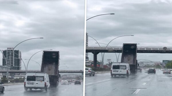 Turkse chauffeur sloopt complete brug met omhoogstaande laadbak
