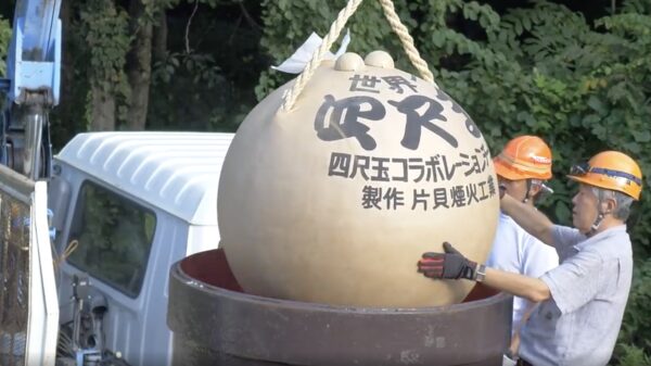 Het verhaal achter de 420 kilo wegende grootste vuurwerkshell ter wereld