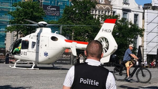 Argeloze fietser 'bijna' onthoofd doordat 'ie rustig onder een helikopter rijdt