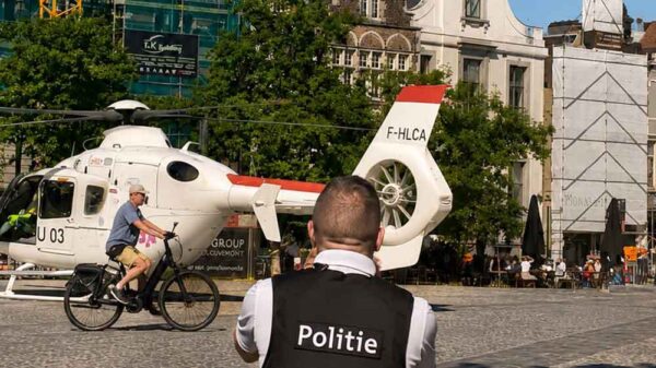 Argeloze fietser 'bijna' onthoofd doordat 'ie rustig onder een helikopter rijdt
