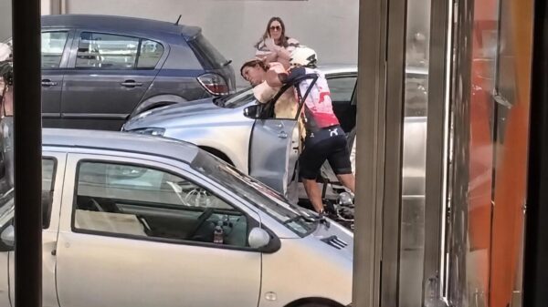 Wielrenner slaat volledig door tijdens verkeersruzie in Portugal