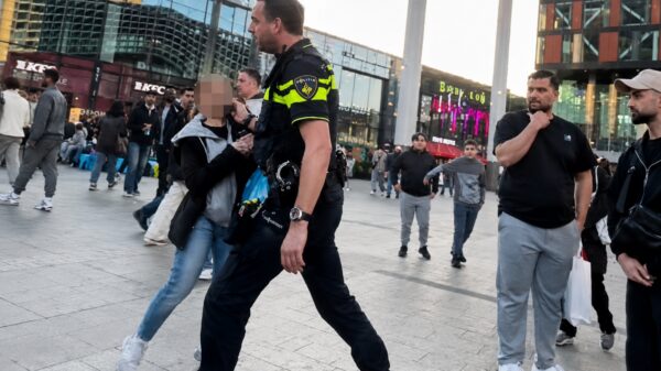 Vervelende koter wil niet luisteren, agent deelt enkeltje asfalt uit