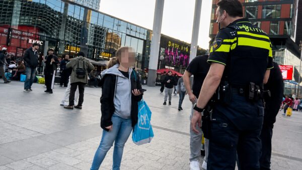 Vervelende koter wil niet luisteren, agent deelt enkeltje asfalt uit