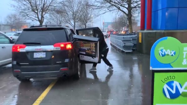 Ordinaire tv-dief heeft moeite om weg te komen met te groot exemplaar