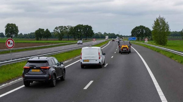 Toyota Yaris-bestuurder heeft schijt en opent eigen rijstrook in de berm