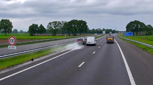 Toyota Yaris-bestuurder heeft schijt en opent eigen rijstrook in de berm